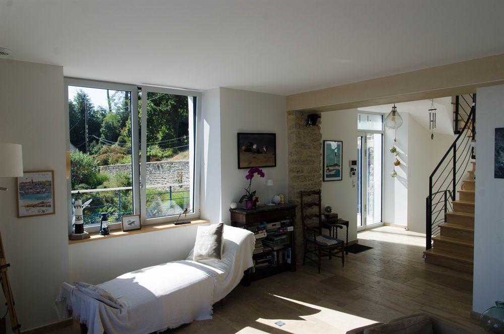 Le salon, côté baie vitrée