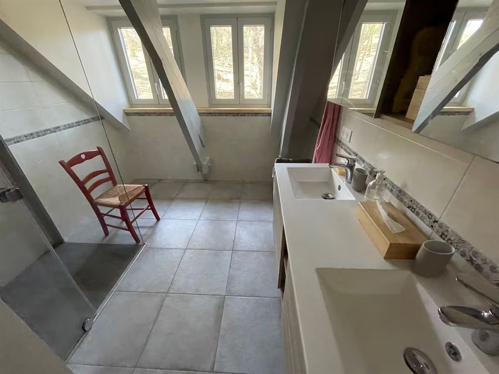 Salle d'eau du 2e étage, sous les combles